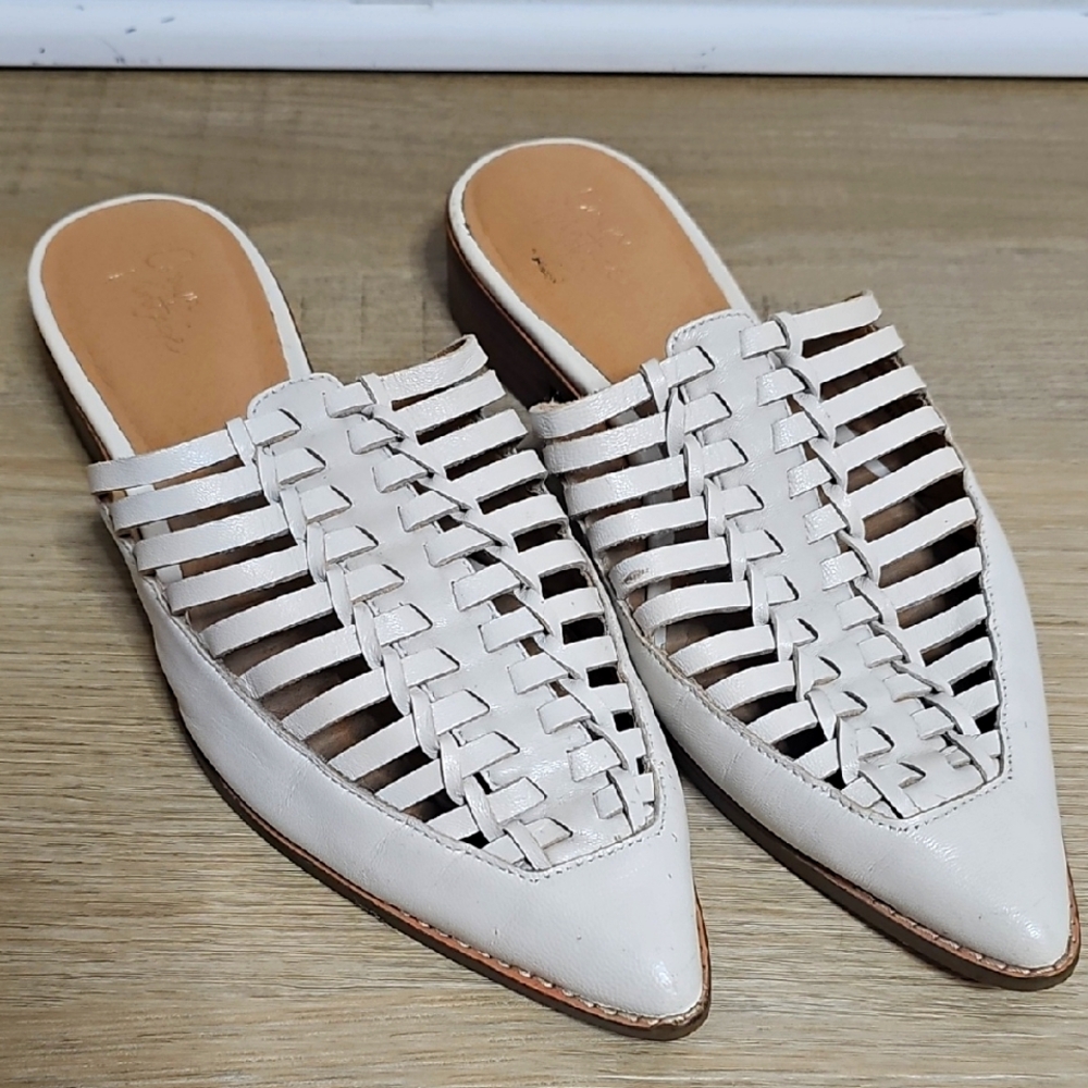 Crown vintage Chic soft leather Woven Mules